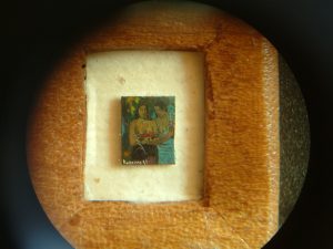 Stefano Busonero: riproduzione microscopica delle Due tahitiane di Gauguin, 4,5x5,7 millimetri, tecnica a olio su supporto plastico