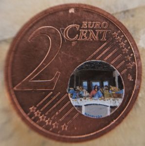 Il cenacolo dipinto da Busonero dentro il mappamondo della moneta da un centesimo di euro