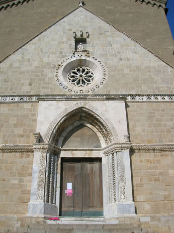 Portale e rosone della facciata (foto N. Musmeci))
