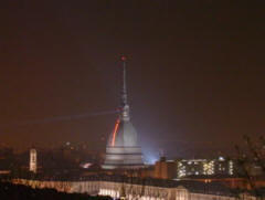 Mole antonelliana vista da lontano di notte