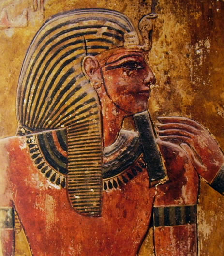 Particolare della decorazione di un pilastro della prima sala con il faraone