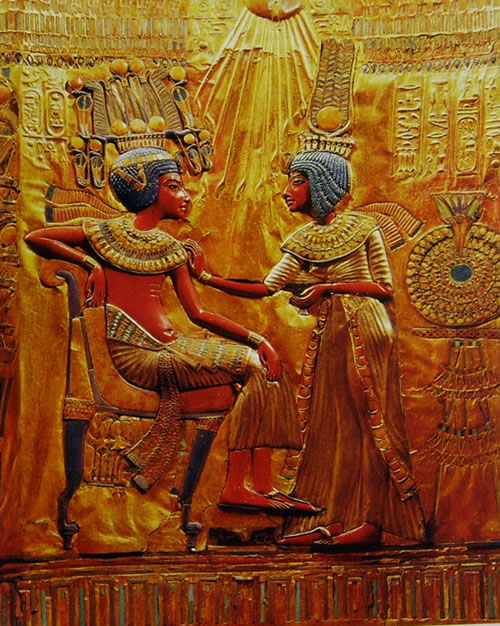 Tutankhamon con la moglie, Particolare del trono ligneo dorato e dipinto trovato nella tomba di Tutankhamon, Museo Egizio del Cairo