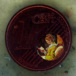 Donna che legge dipinta dentro il globo terrestre della moneta da un centesimo