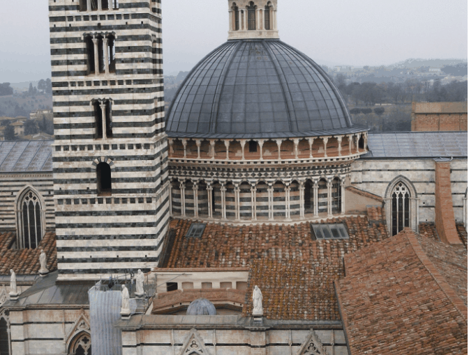 Cupola, fiancate, campanile e facciata posteriore del duomo di Siena
