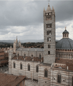 Veduta del lato destro del Duomo di Siena