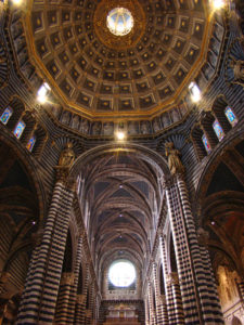 Navata centrale e cupola del duomo di Siena