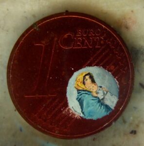 Riproduzione della Madonnina del Ferruzzi realizzata dentro il globo terrestre della moneta da un centesimo.