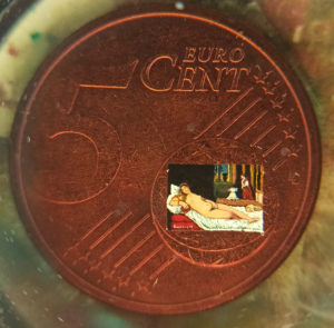 La Venere di Urbino di Tiziano dipinta dentro il globo terrestre della moneta da 5 centesimi.